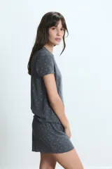 Conjunto de pijama de dos piezas, color gris oscuro, con estampado de pequeños motivos blancos. Incluye una remera de manga corta y un short.