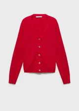 Cárdigan rojo de tejido de punto fino con cuello en pico, cierre frontal con botones y mangas largas.