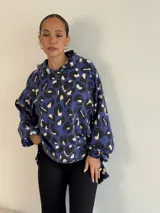 Canguro oversize con capucha, de tela suave con estampado animal print en tonos azul, negro y blanco.
