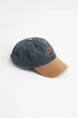 Gorra de béisbol azul con visera marrón y bordado de una pelota de fútbol americano en color naranja.