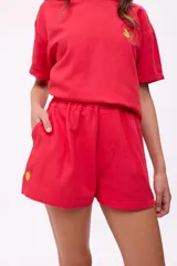 Short rojo de algodón y lino, con cintura elástica y bordado de un limón en el lateral.