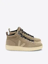 Championes de caña alta Veja Roraima color beige, confeccionados en gamuza con logo lateral en cuero y cordones de trekking.