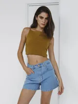 Short de jean celeste con bolsillos delanteros y traseros.