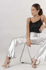 Pantalón de lino color dorado con acabado metalizado, corte recto y tiro alto.