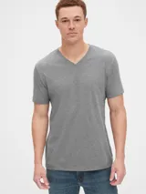 Remera de manga corta negra con cuello en V.