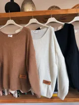 Sweater blanco de mohair con cuello en V y corte oversize.