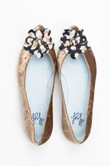 Bailarinas de terciopelo de seda color caramelo con detalle de flor en print ocre, blanco y negro.