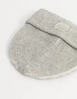Gorro de lana gris con etiqueta con texto "Brooklyn New York-NY Est. 1970".