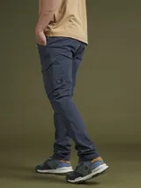 Pantalón cargo color marrón con bolsillos laterales con solapa y corte ajustado.