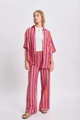 Camisa de manga corta con diseño a rayas verticales en tonos fucsia, naranja, blanco y marrón.