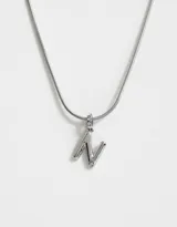 Cadena plateada de acero quirúrgico con dije de letra "B" con strass incrustados.
