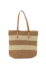 Bolso de playa tejido en rafia color beige con rayas horizontales negras y asas de cuero sintético marrón.