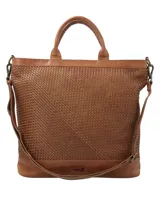 Cartera tote de cuero color marrón con diseño trenzado en el frente, doble asa corta, correa larga ajustable y extraíble, cierre superior con cremallera, tres bolsillos interiores (uno con cierre) y forro de poliéster reciclado.