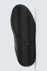 Zapatilla urbana de cuero sintético color negro, con cordones y suela de plataforma.