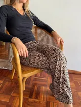 Pantalón de pijama con estampado de animal print, de corte suelto y elástico en la cintura.