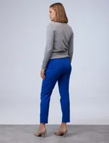 Pantalón de gabardina elastizada azul marino, marca Zac & Rachel, de corte recto, pretina ancha pespunteada y largo al tobillo. Tiene bolsillos simulados.