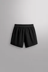 Shorts de running negros confeccionados en tejido técnico ligero y elástico con forro interior.
