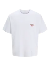Camiseta blanca de manga corta y cuello redondo con estampado pequeño en el pecho.