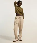 Blusa de punto color blanco, con cuello alto, manga larga y diseño liso.