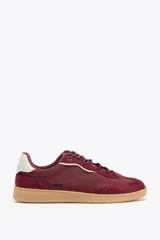 Zapatillas deportivas color borgoña con suela color caramelo, capellada combinada en gamuza y tela, con cordones de trekking y detalle de talonera en cuero blanco.