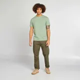 Remera verde de algodón con cuello redondo y mangas cortas.