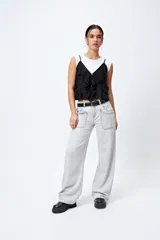 Pantalón de jean gris oscuro, tiro bajo, corte baggy y doble bolsillo.