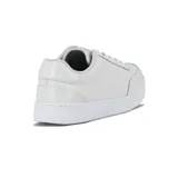 Zapatillas blancas de dama con diseño minimalista, cierre de cordones y suela blanca.