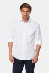 Camisa de lino blanca de manga larga, con bolsillo en el pecho con logo bordado y botones personalizados.