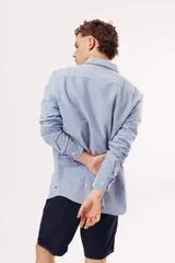 Camisa celeste de manga larga con cuello clásico y corte slim.