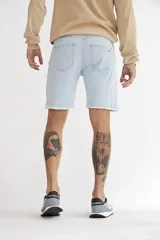Bermuda de jean celeste claro con terminación desflecada.