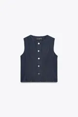 Chaleco de denim azul oscuro, sin mangas, con cuello redondo y cierre frontal con botones metálicos.