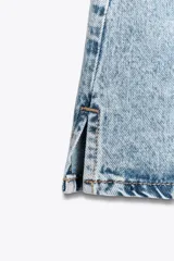 Shorts de jean celeste con tiro alto, cinco bolsillos y cierre frontal cruzado con cremallera y botones.