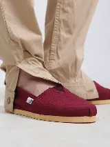 Alpargata unisex de lona lisa con suela de goma, ideal para el uso diario.