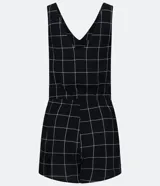 Mono corto negro con estampado de cuadrillé blanco, escote en V y tirantes anchos.