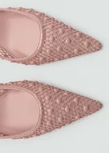 Zapato de tacón bajo color rosa con puntera fina y tejido de malla.