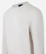 Suéter de punto color borgoña, con cuello redondo, sisas ligeramente desplazadas y bajo y puños acanalados.