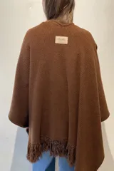 Ruana de punto color negro, modelo Esteña, con diseño abierto y terminación de flecos en los bordes.