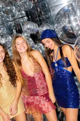 Minivestido verde esmeralda con breteles finos, escote corazón con argolla y cut-outs en el busto.