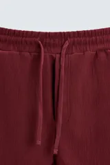 Bermuda negra de corte relaxed fit, con cintura elástica ajustable con cordón, bolsillos frontales y bolsillo trasero de parche.