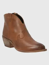 Bota tipo botín de cuero color tostado, con diseño sin punta y tacón medio.