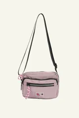 Bandolera lila con correa negra regulable, múltiples compartimentos con cierre y detalle de cordón rosa y blanco en el cierre frontal.