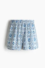 Short de sarga con estampado floral en tonos azules, bajo levemente redondeado, corte holgado, tiro alto y elástico revestido en la cintura.