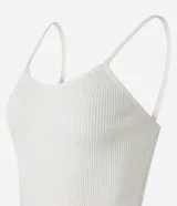 Top blanco de punto texturizado con breteles finos.
