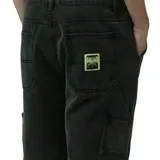 Bermuda de denim negro lavado, estilo carpintero, con corte holgado y largo hasta la rodilla. Presenta bolsillos delanteros inclinados y bolsillos utilitarios laterales.