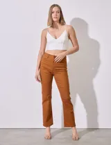 Pantalón de jean color ladrillo, corte recto, tiro alto, con bolsillos delanteros y traseros.