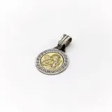 Dije redondo con imagen de ángel querubín en oro sobre fondo blanco, con borde de plata con diseño griego.