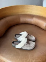Zueco de cuero color beige con bordado artesanal y detalles de corderito.