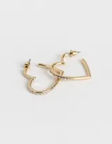 Aros dorados tipo argolla con forma de corazón y pequeños strass incrustados.