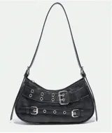 Bolso baguette negro con correa de hombro fina ajustable, cierre superior con cremallera y detalles de hebillas plateadas.