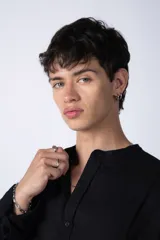 Camisa negra de lino con cuello mao, manga larga y corte clásico. Cierre frontal con botones.